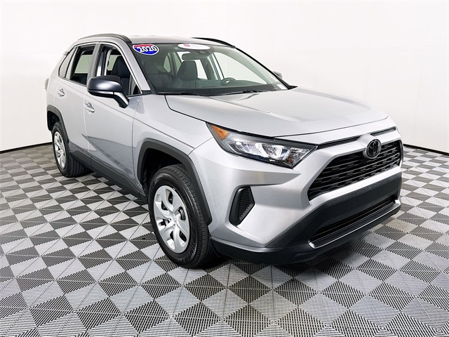2020 Toyota RAV4 LE's photo
