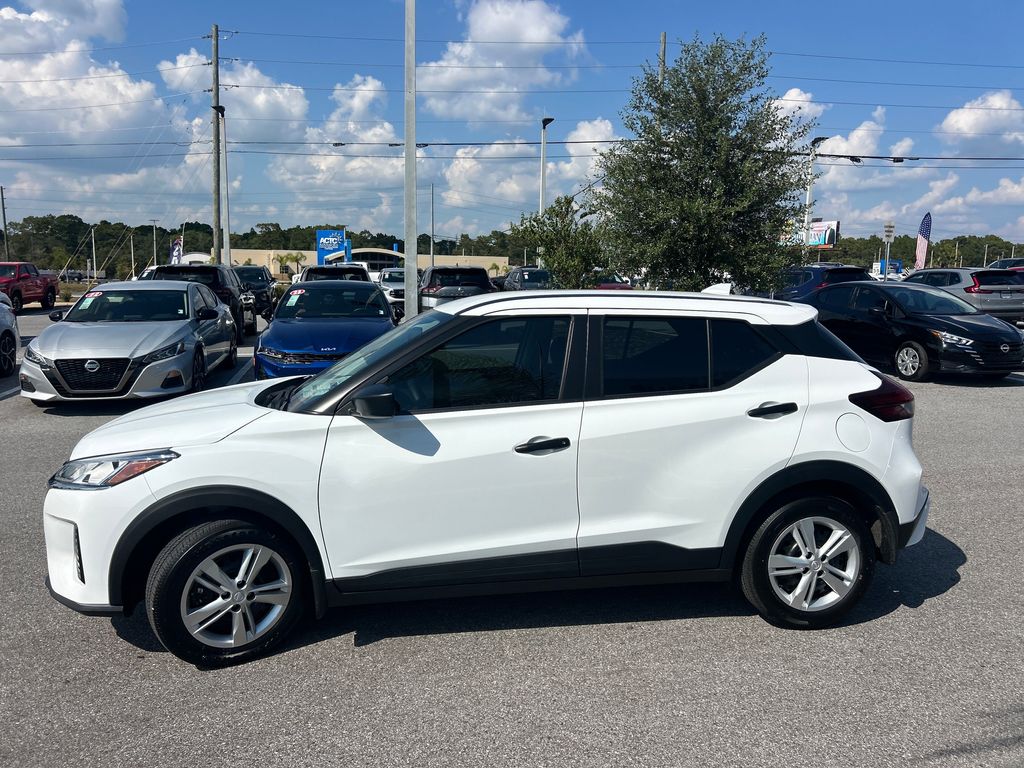 2025 Nissan Kicks Play S photo 2