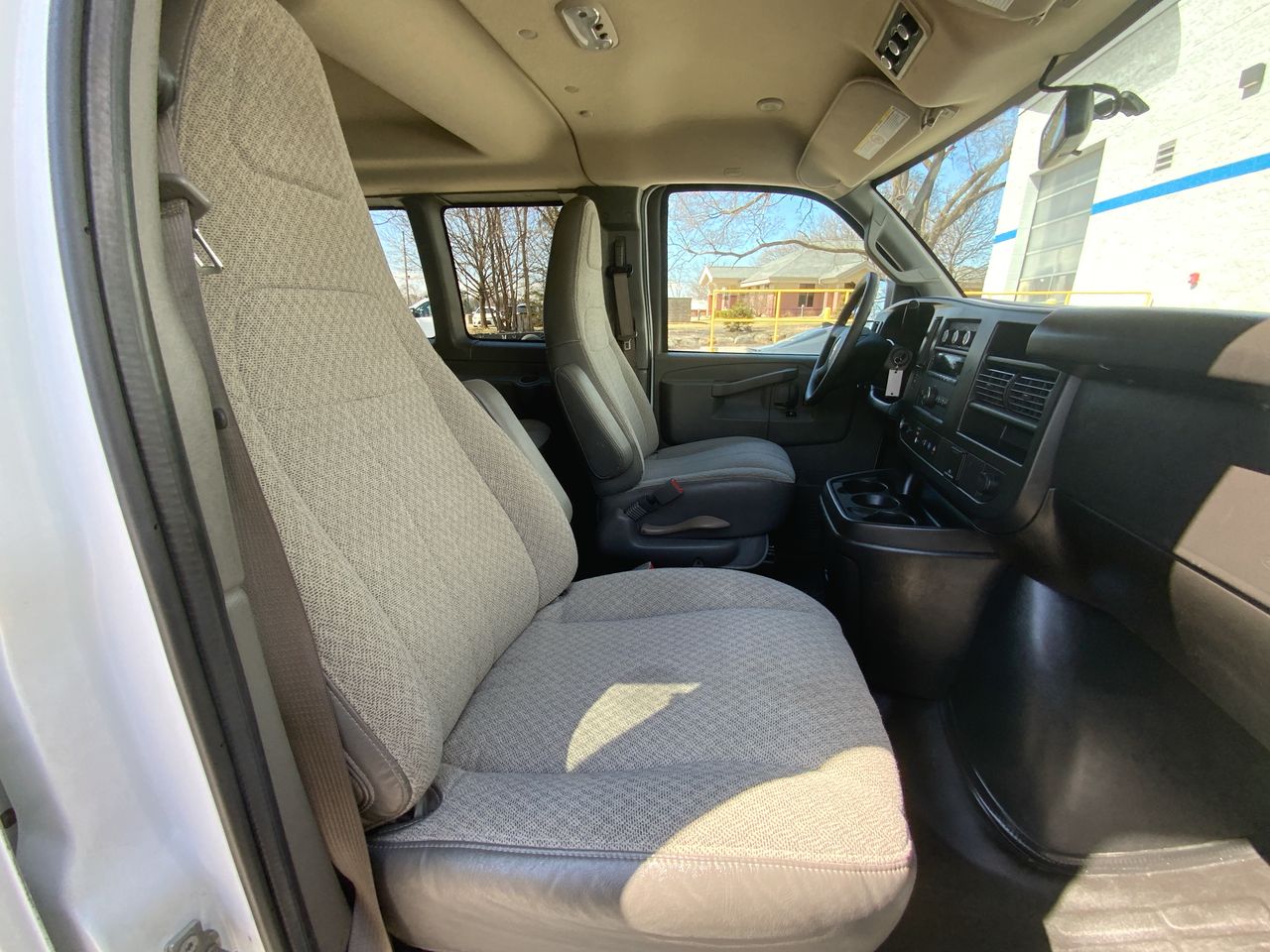2022 Chevrolet Express Passenger 3500 photo 12