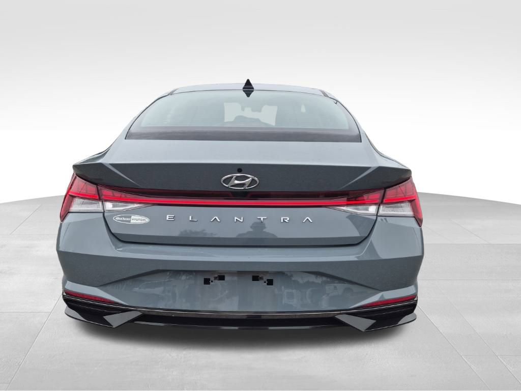 2022 Hyundai Elantra SEL photo 4