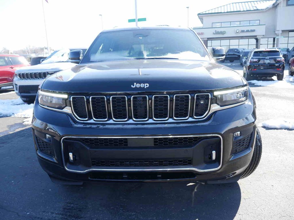 2025 Jeep Grand Cherokee Overland photo 2