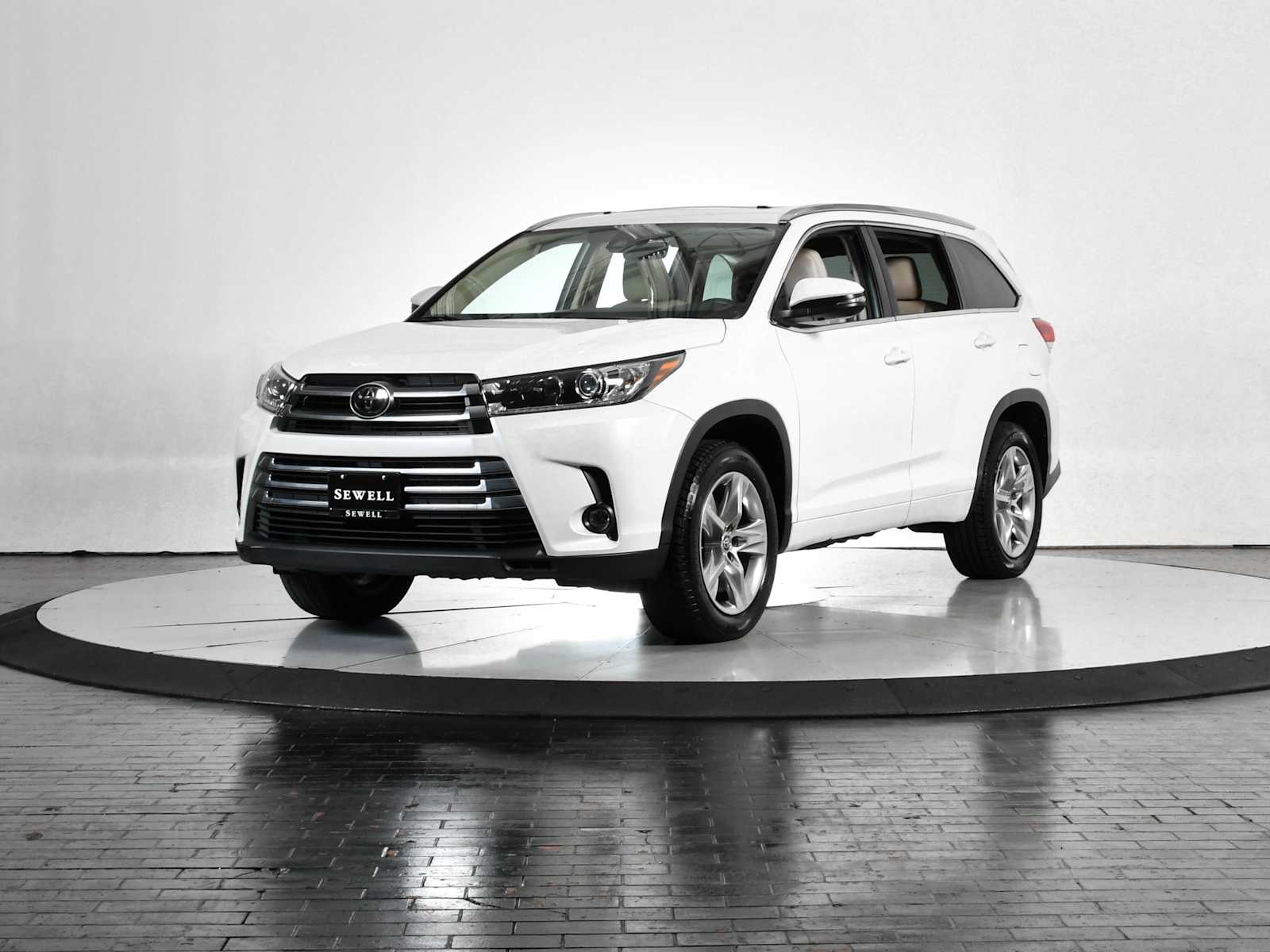 2019 Toyota Highlander Limited's photo