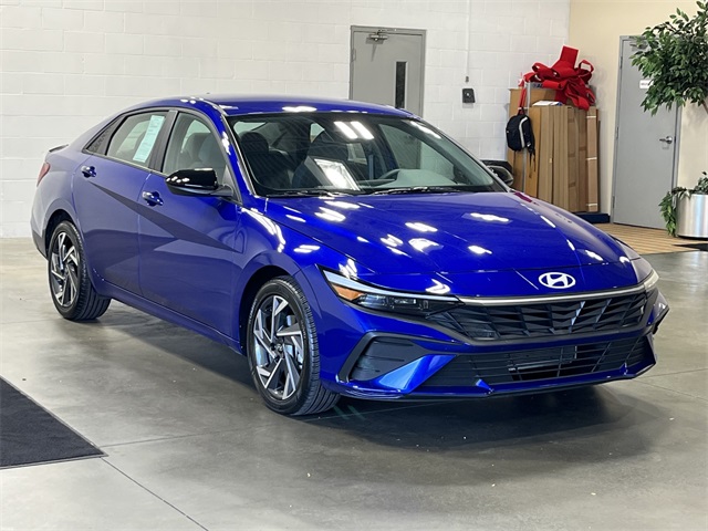 2025 Hyundai Elantra SEL Sport photo 3