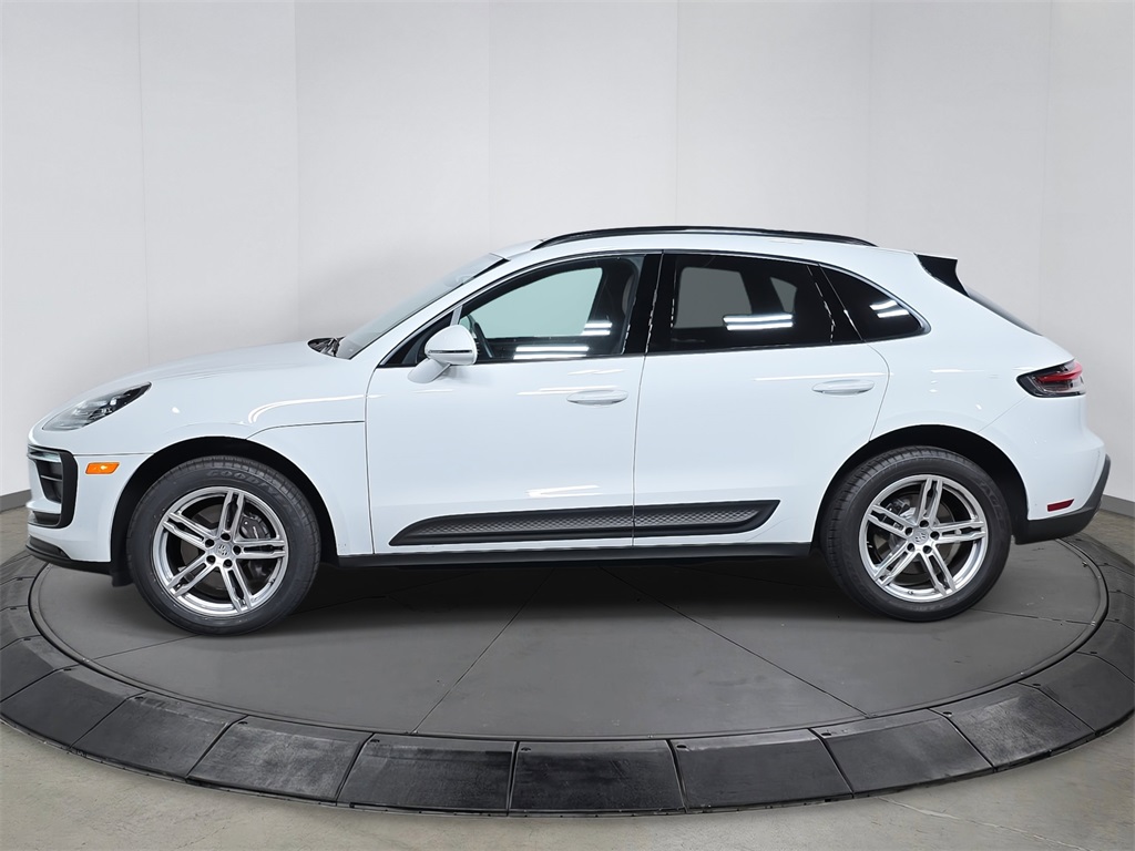 2024 Porsche Macan T photo 2