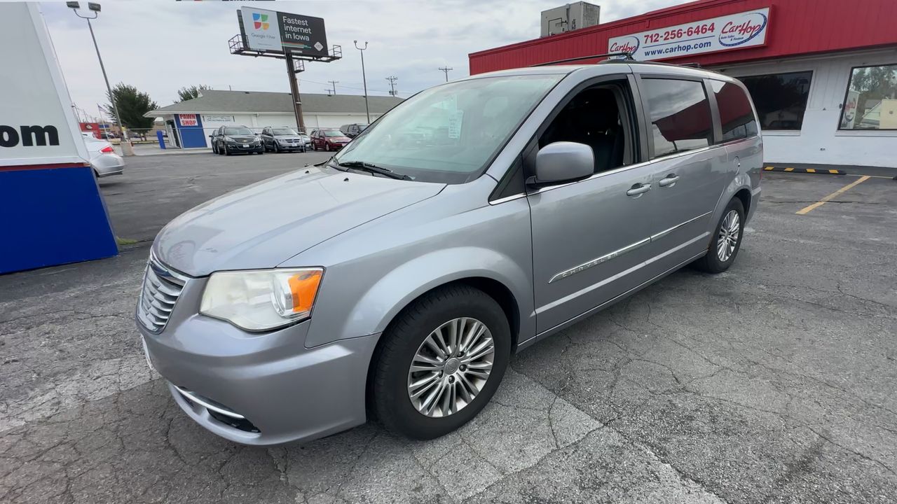 2014 Chrysler Town & Country Touring photo 4