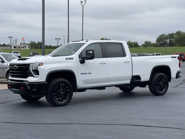 2025 Chevrolet Silverado 3500HD LTZ photo 3