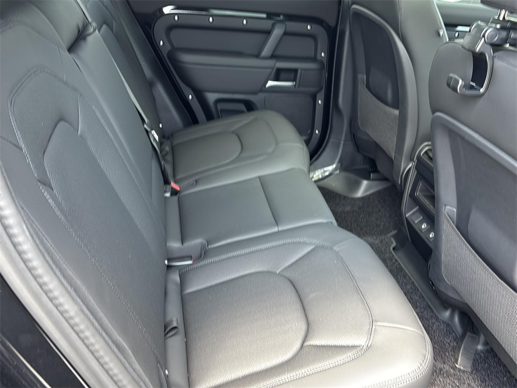 2025 Land Rover Defender 110 X-Dynamic SE photo 3