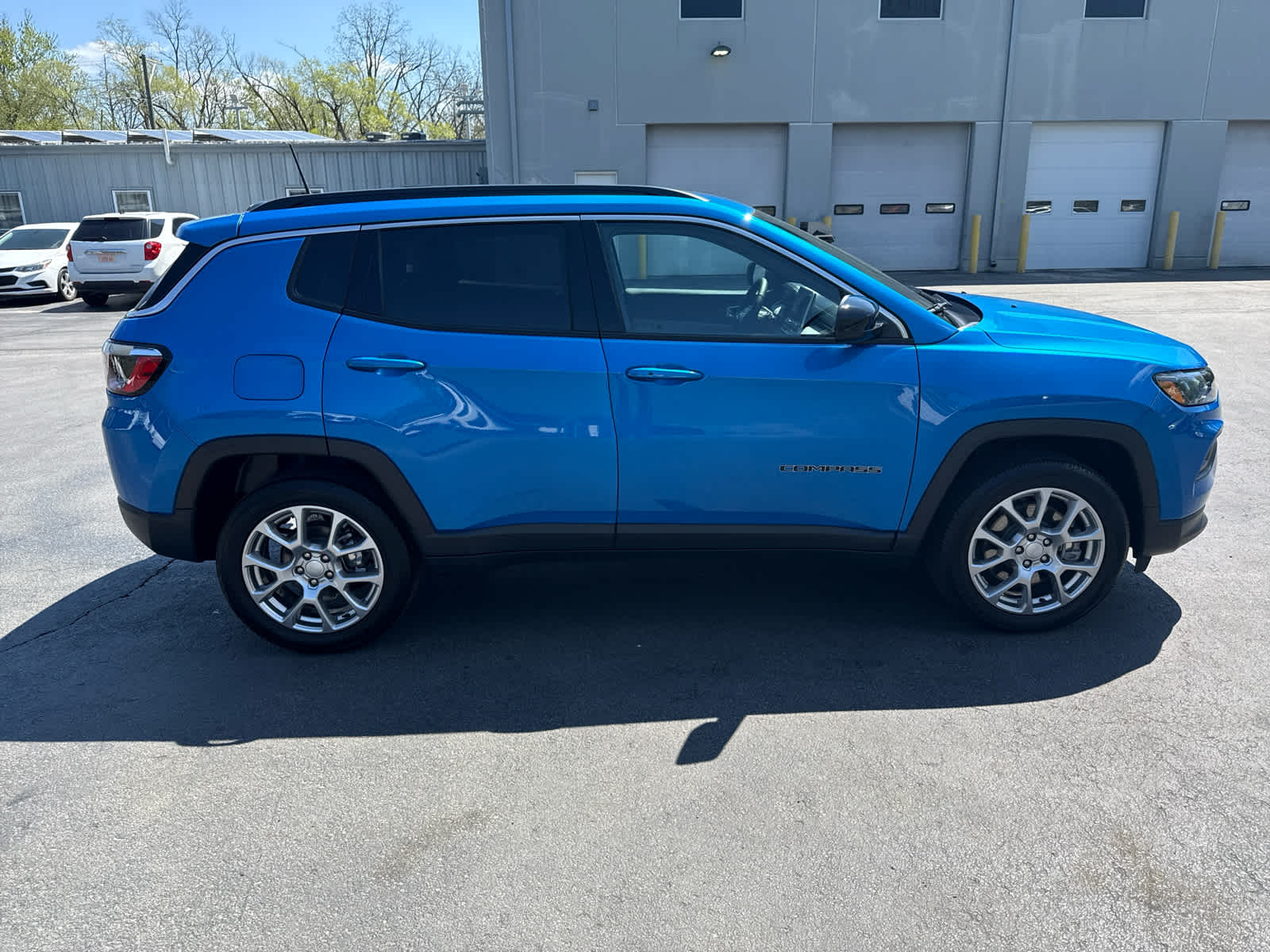 2023 Jeep Compass Latitude Lux photo 2