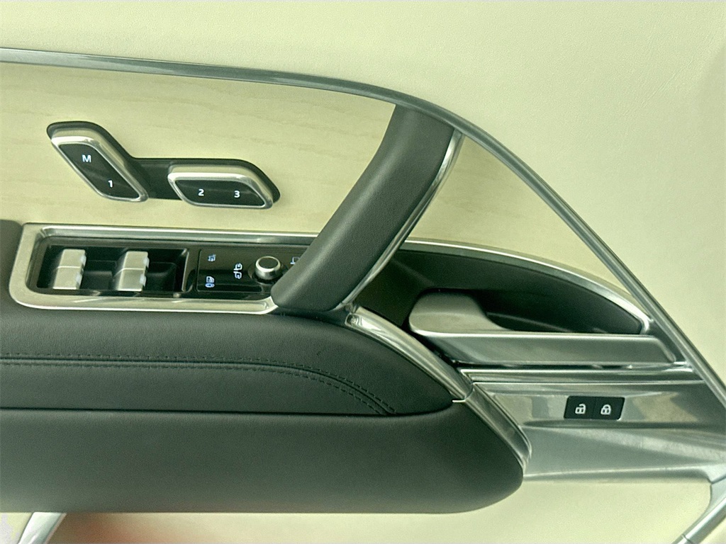 2023 Land Rover Range Rover SE photo 16