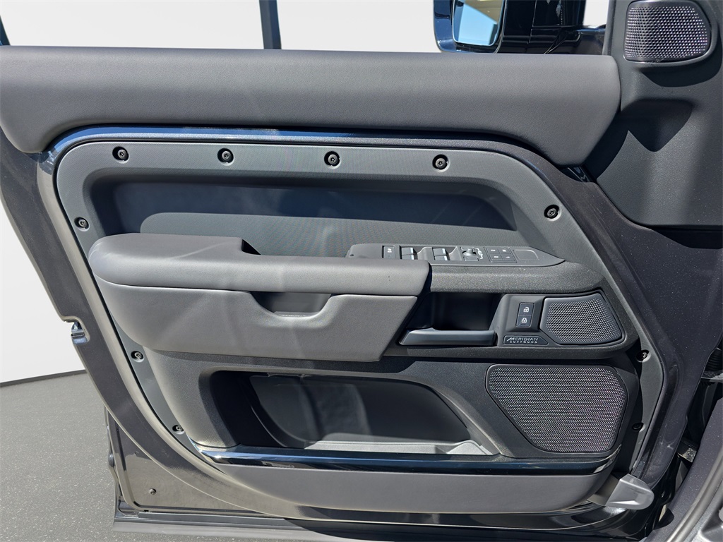 2025 Land Rover Defender 110 V8 photo 26