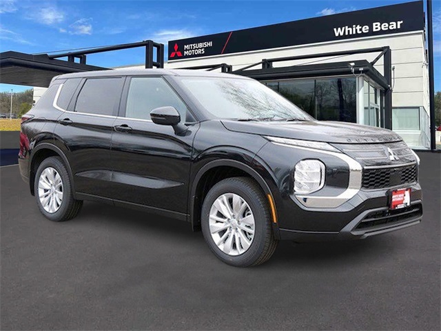 2025 Mitsubishi Outlander ES's photo