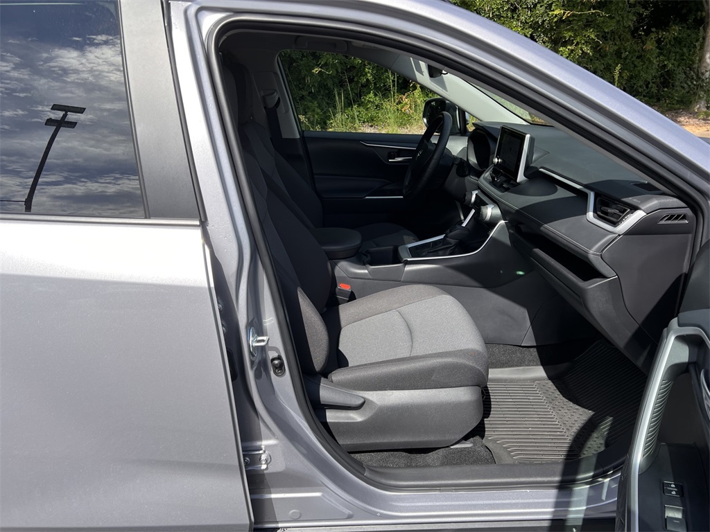 2024 Toyota RAV4 XLE photo 13