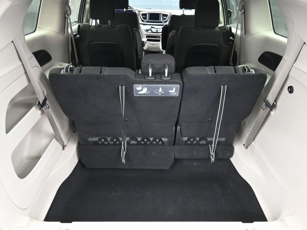 2020 Chrysler Voyager LX photo 8