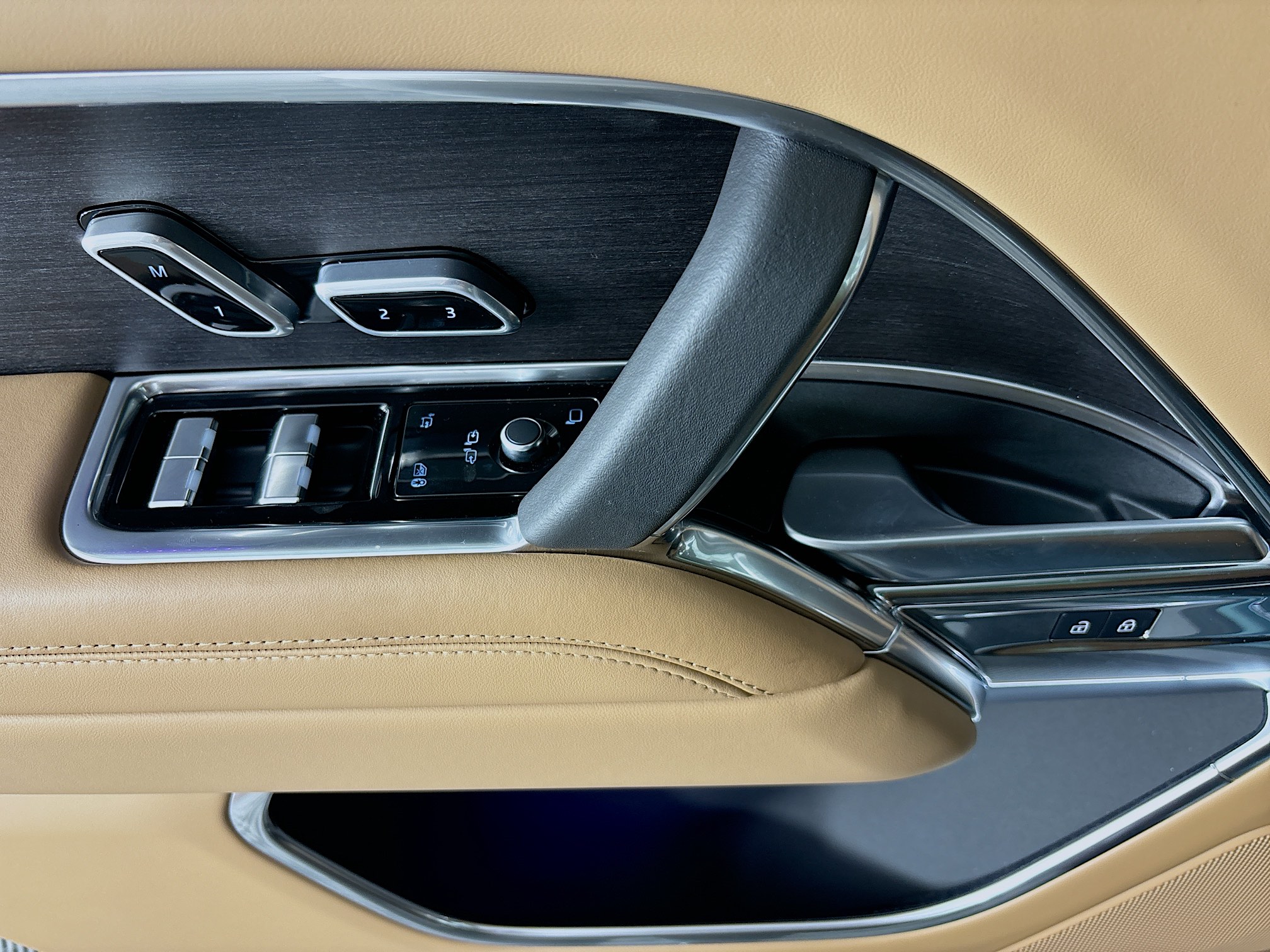 2025 Land Rover Range Rover SE photo 17