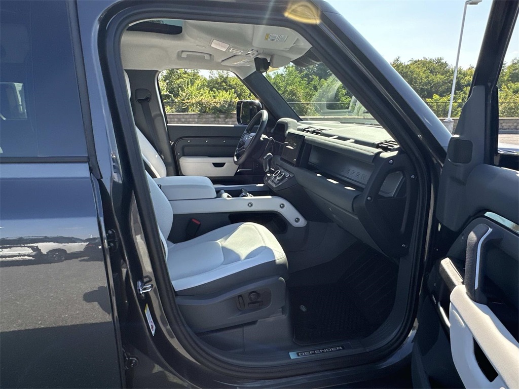2025 Land Rover Defender 110 photo 17
