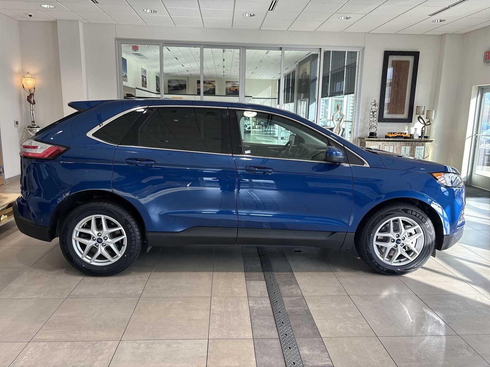 2022 Ford Edge SEL photo 2