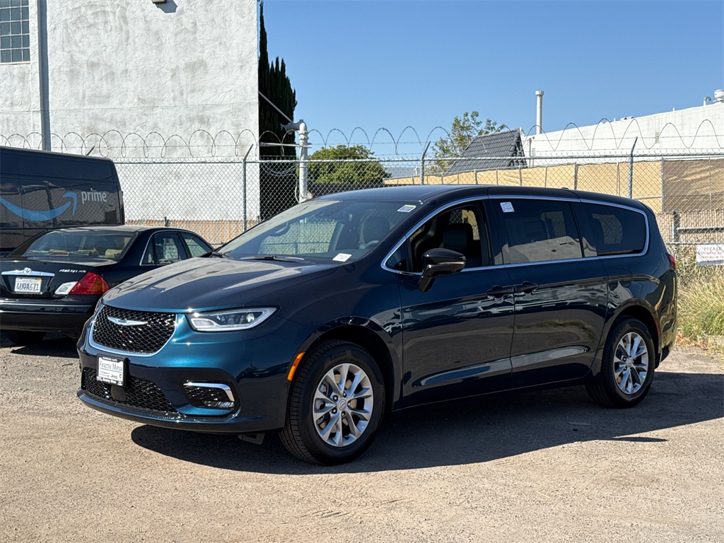 2025 Chrysler Pacifica photo 4