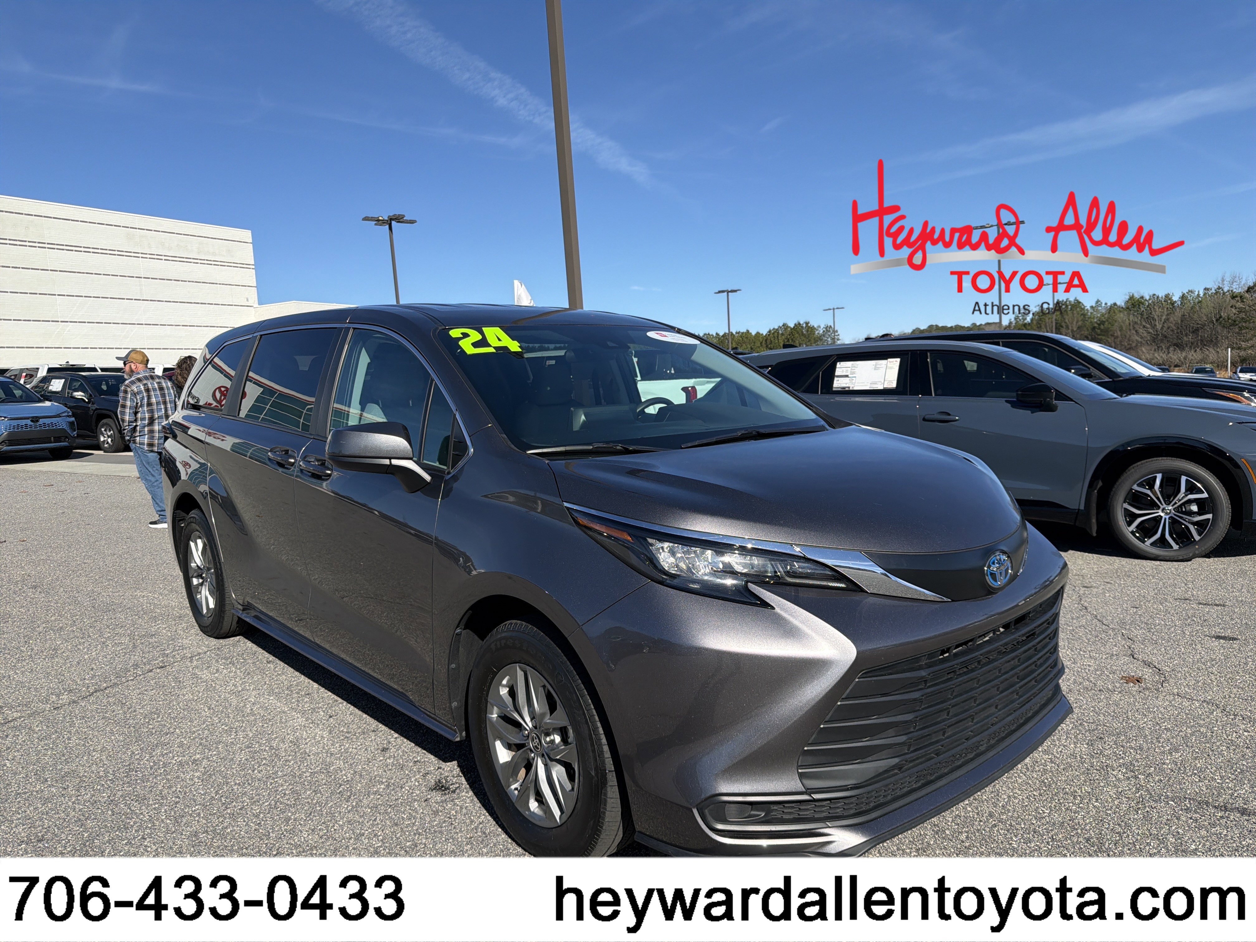 2024 Toyota Sienna LE's photo