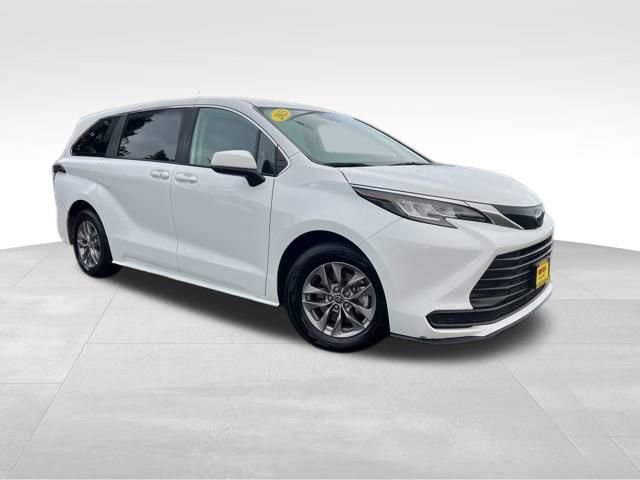 2023 Toyota Sienna LE's photo