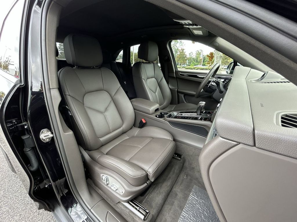 2025 Porsche Macan Base photo 29