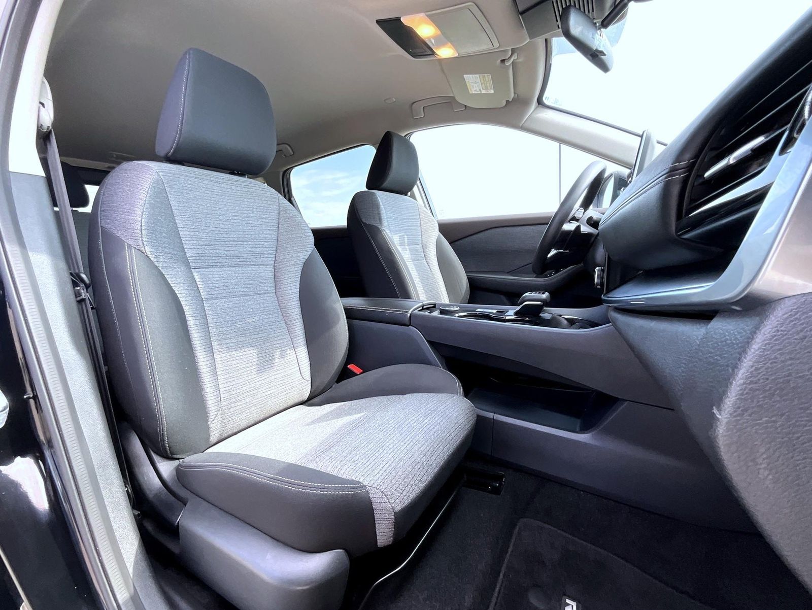 2022 Nissan Rogue SV photo 16