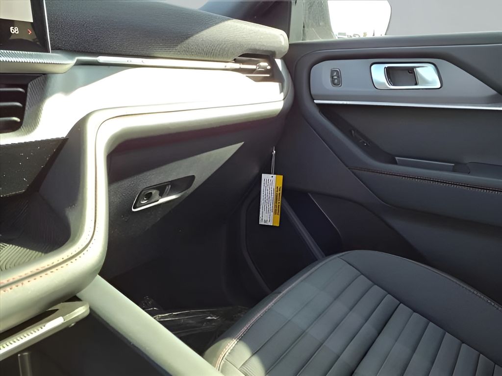 2025 Ford Explorer ST-Line photo 29