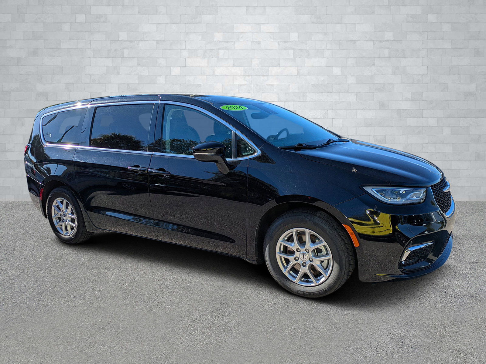 2024 Chrysler Pacifica Touring L's photo