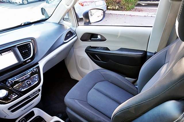 Certified Used 2022 White Chrysler LX image 20