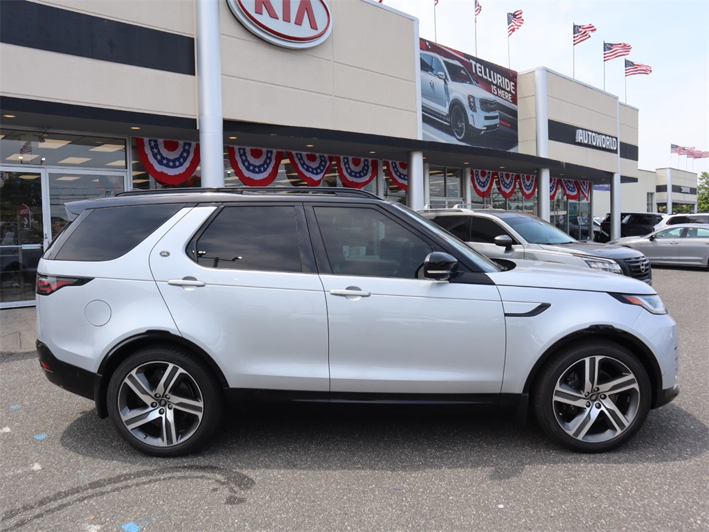 2023 Land Rover Discovery Metropolitan Edition photo 4