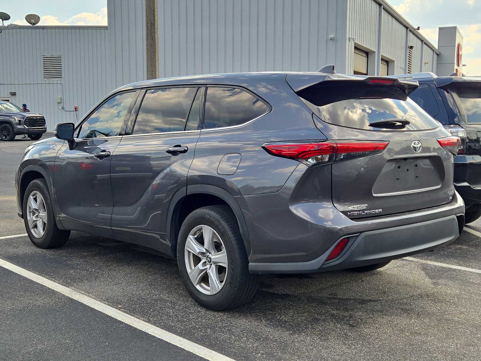 2022 Toyota Highlander LE photo 3
