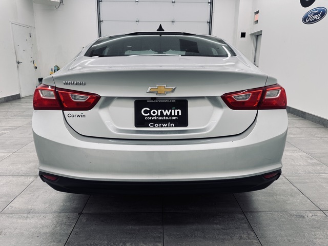 2017 Chevrolet Malibu photo 2