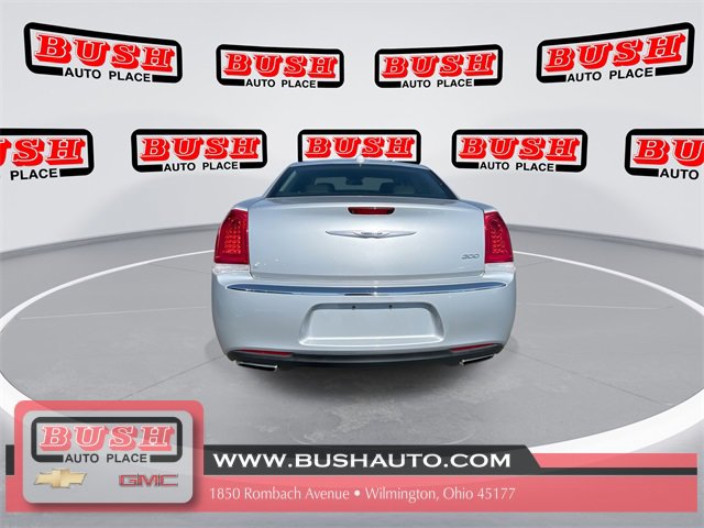 2019 Chrysler 300 Touring L photo 9