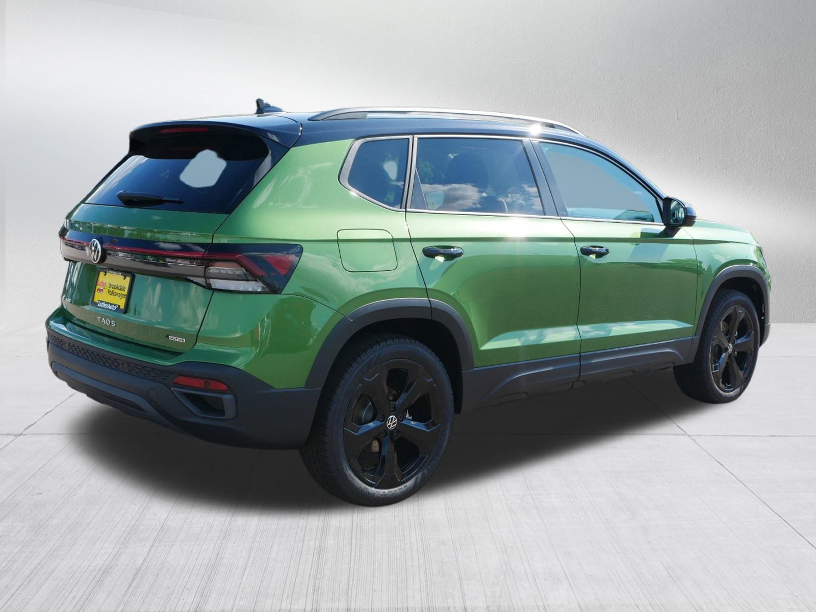 2025 Volkswagen Taos SE photo 3