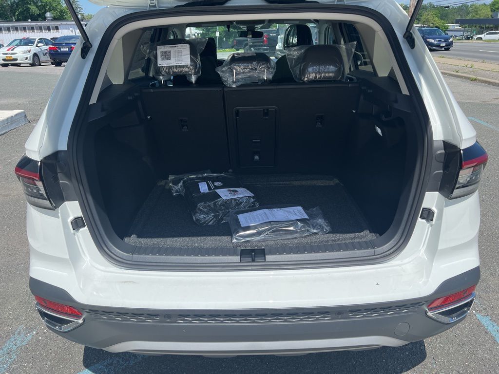 2025 Volkswagen Taos SE photo 10