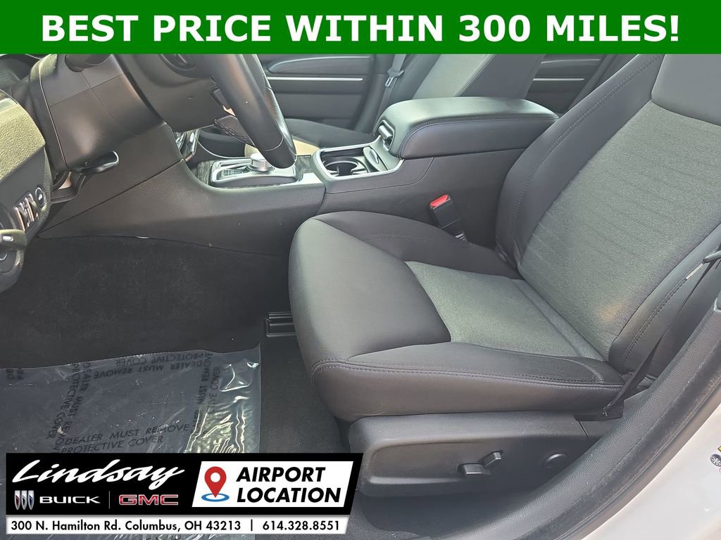 2022 Chrysler 300 Touring photo 13