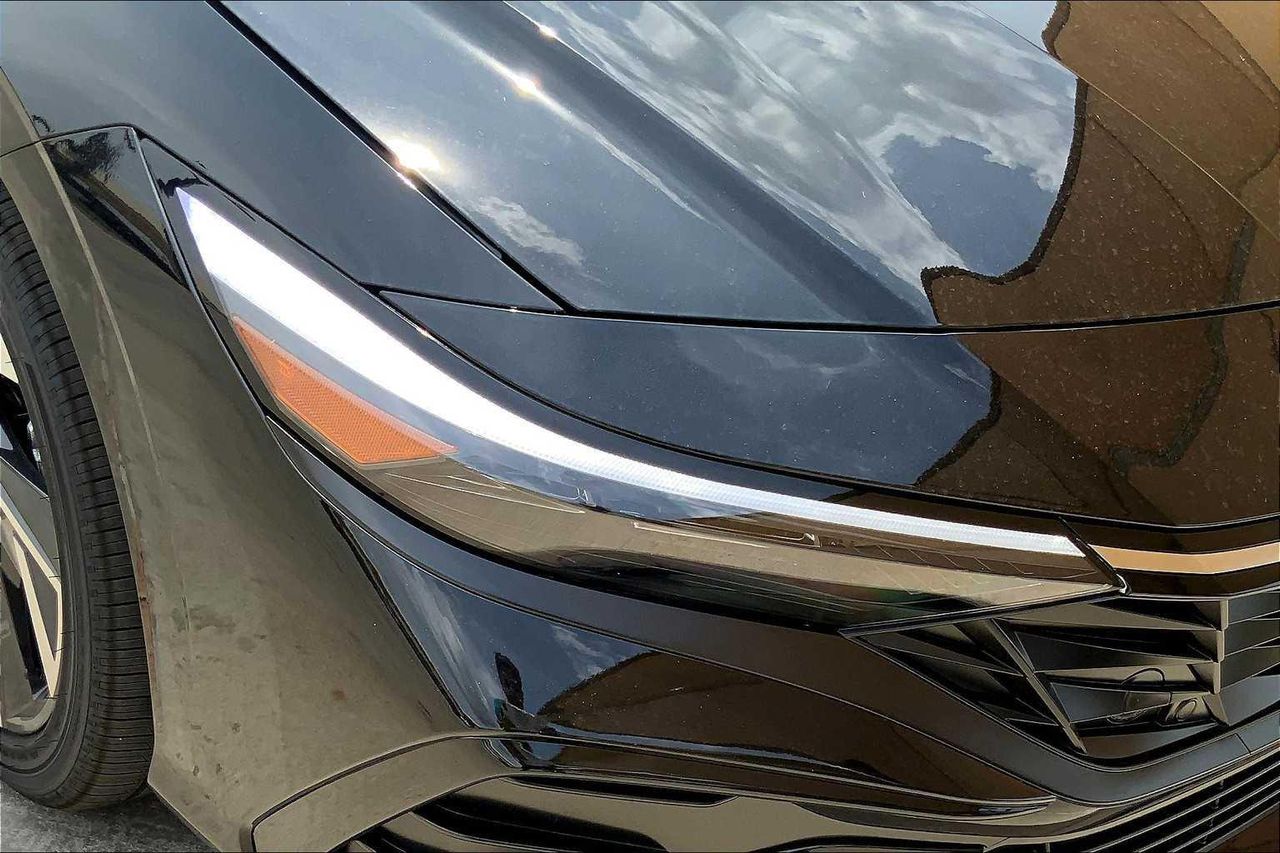 2025 Hyundai Elantra Limited photo 13