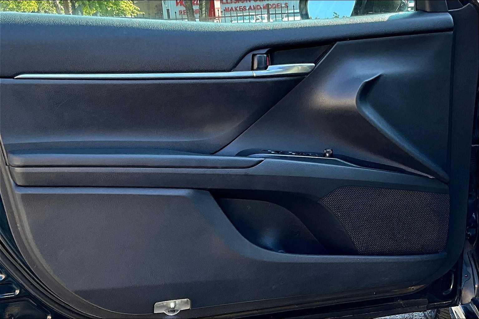 2019 Toyota Camry SE photo 19