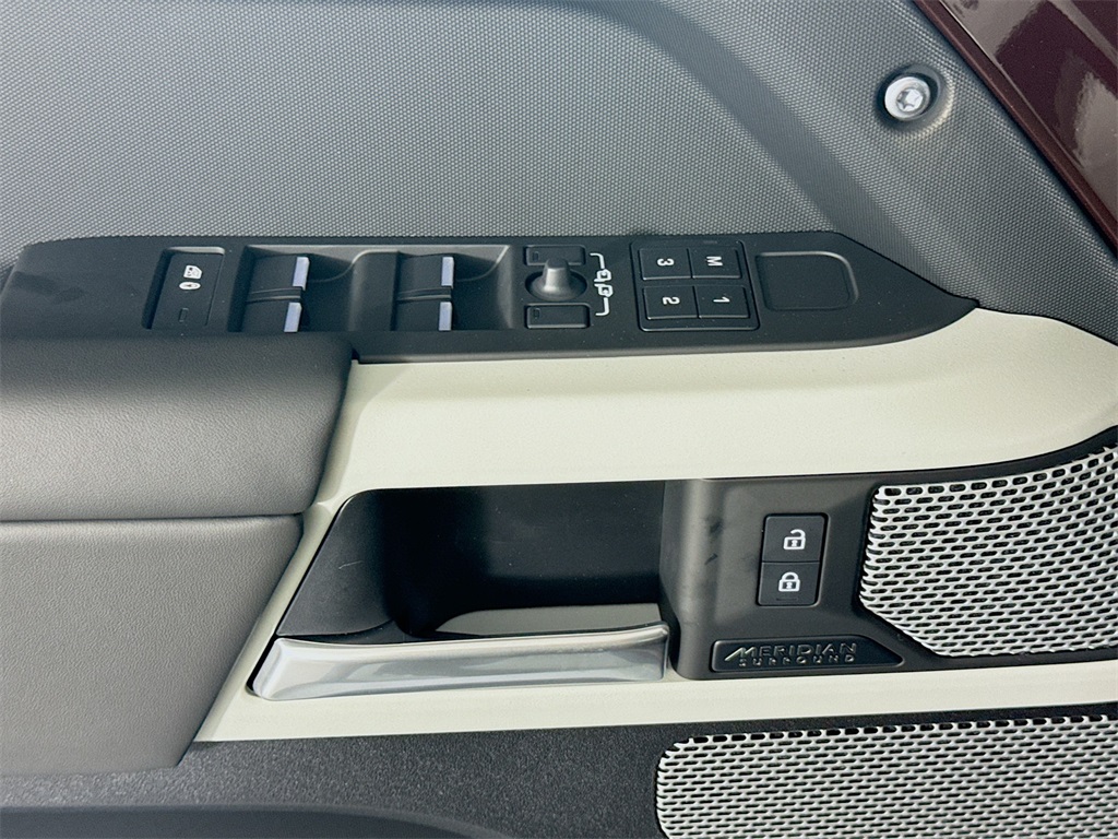 2024 Land Rover Defender 130 X-Dynamic SE photo 14