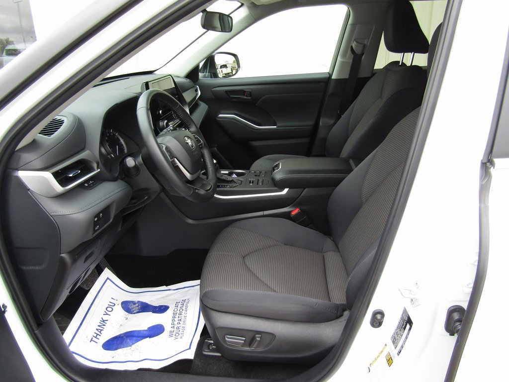 2024 Toyota Highlander LE photo 17