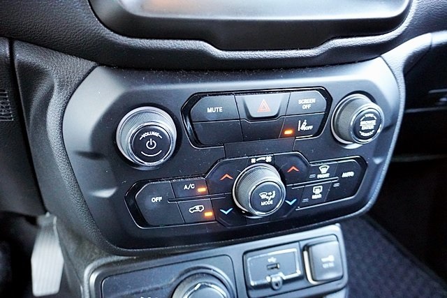 Certified Used 2022 White Jeep Latitude image 26