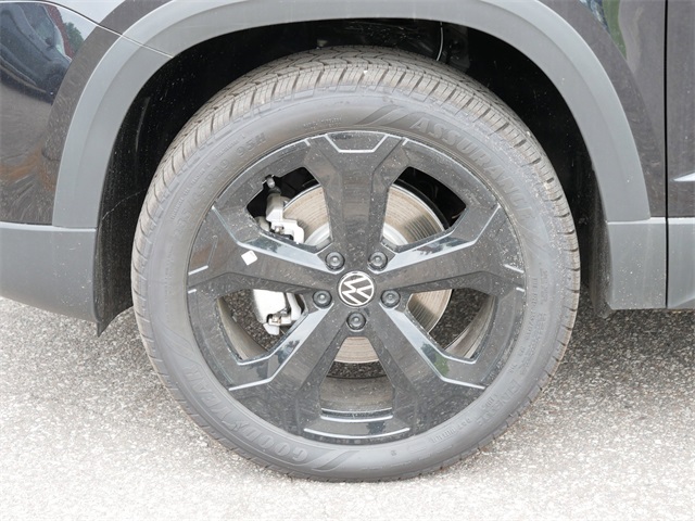 2025 Volkswagen Taos SE photo 4