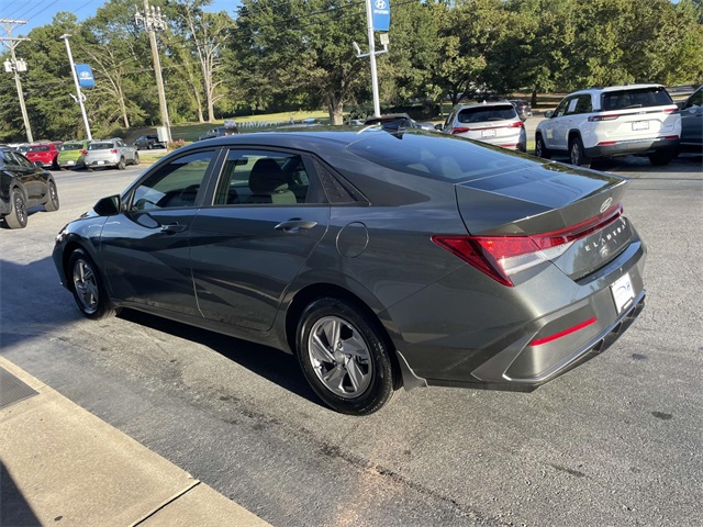 2024 Hyundai Elantra SE photo 3
