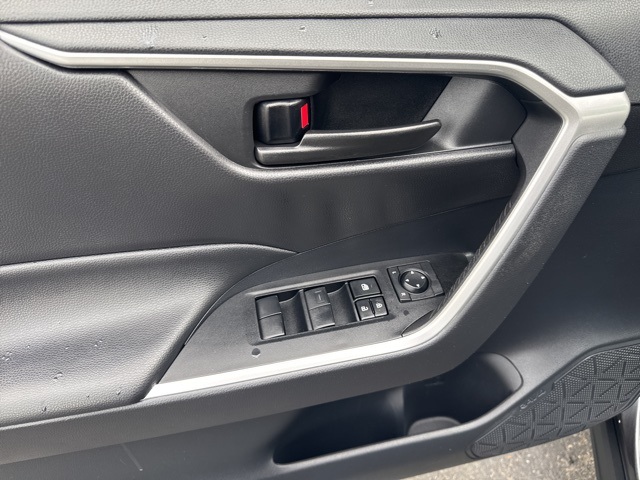 2021 Toyota RAV4 Hybrid LE photo 18