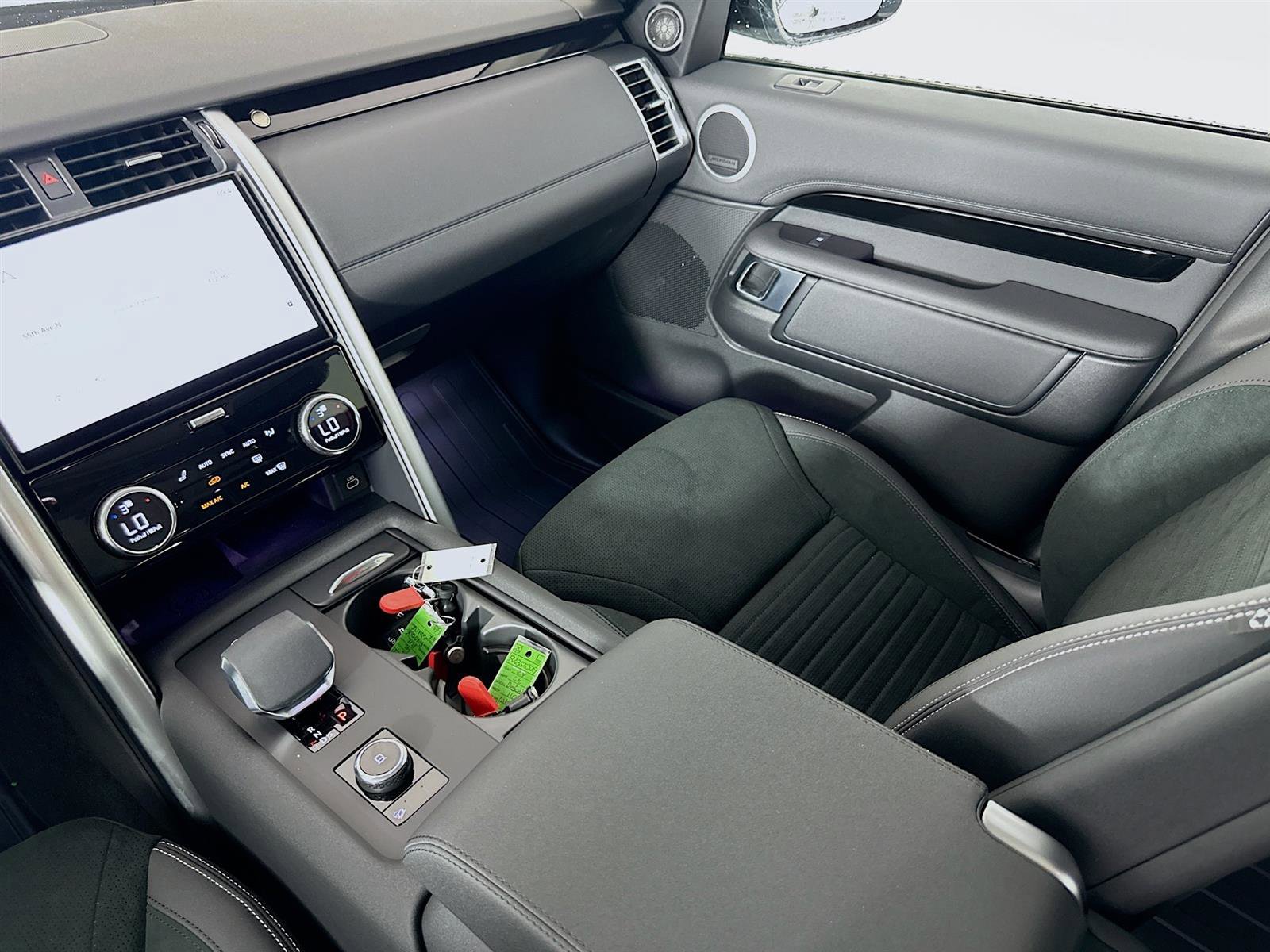 2024 Land Rover Discovery S photo 24