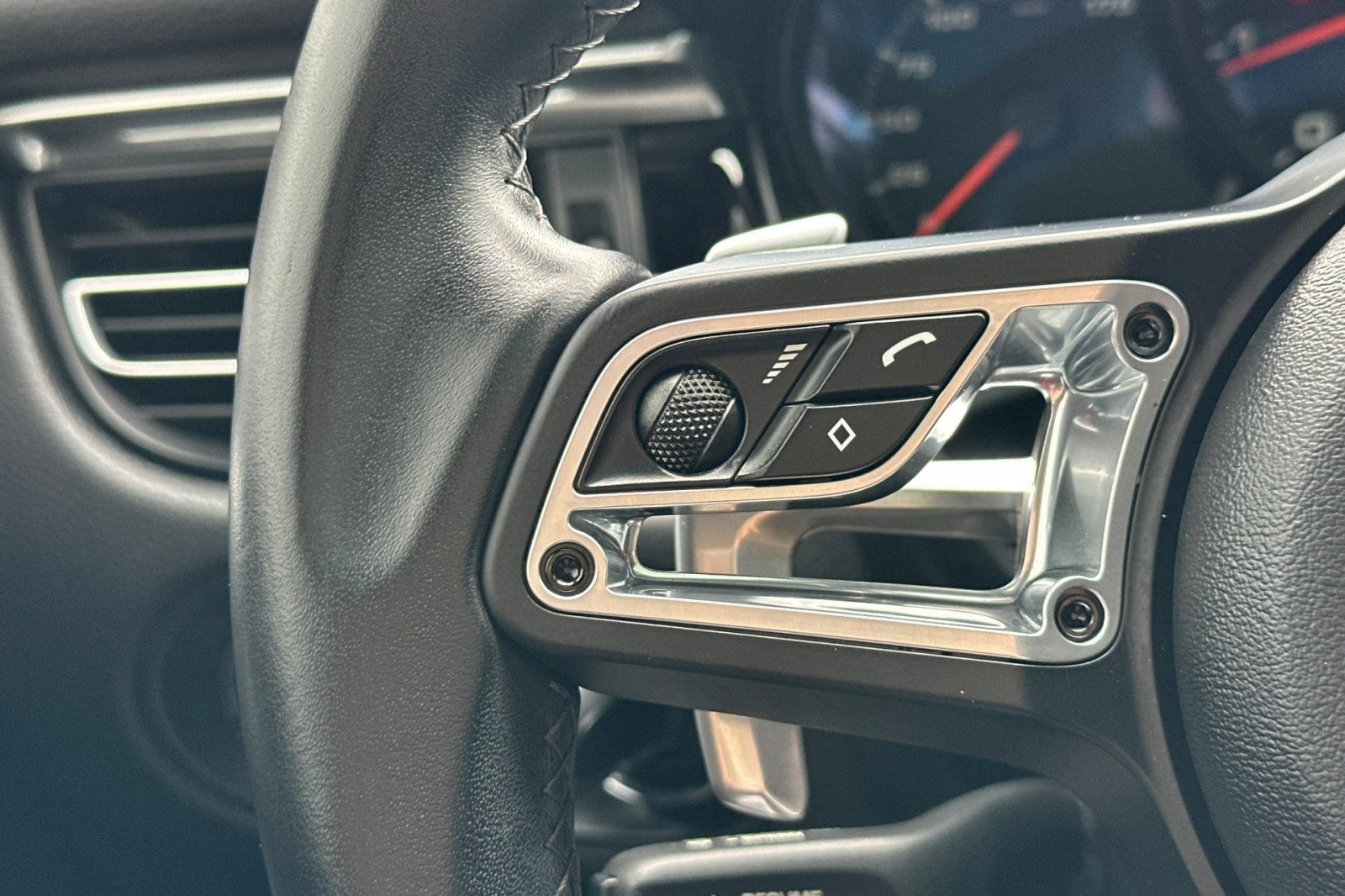 2020 Porsche Macan photo 30