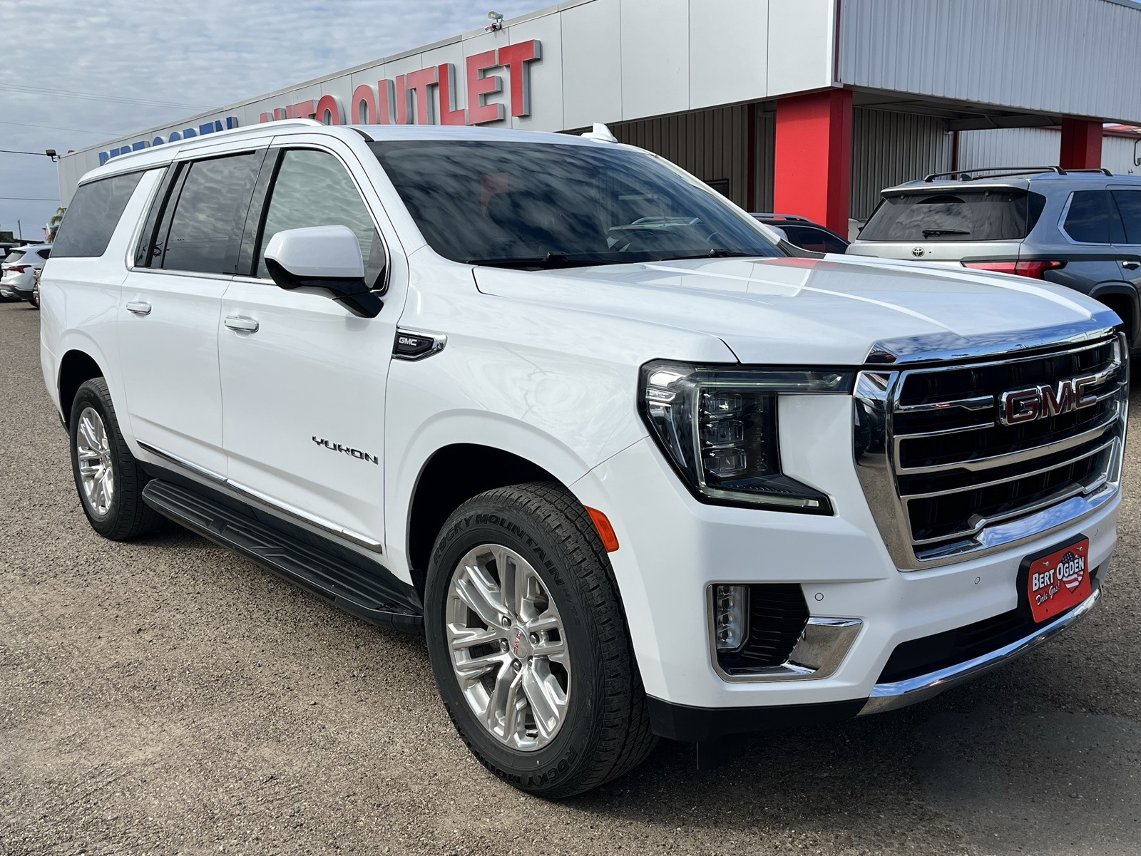 2024 GMC Yukon SLT's photo