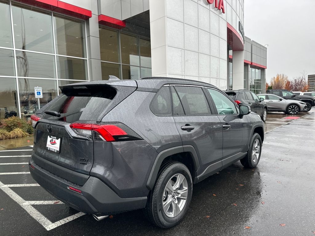 2025 Toyota RAV4 XLE photo 3