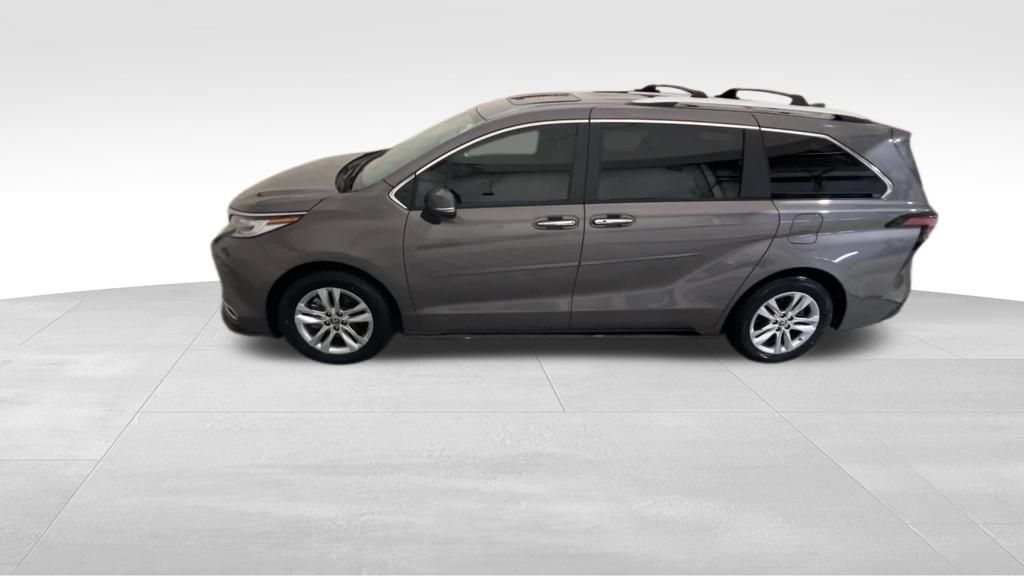 2022 Toyota Sienna Limited photo 2