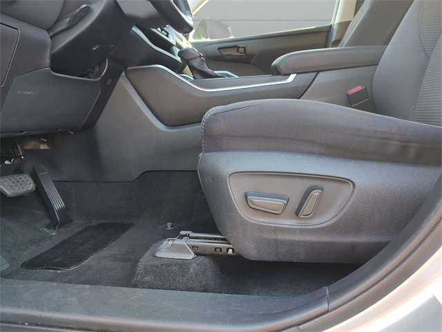2021 Toyota Highlander LE photo 24