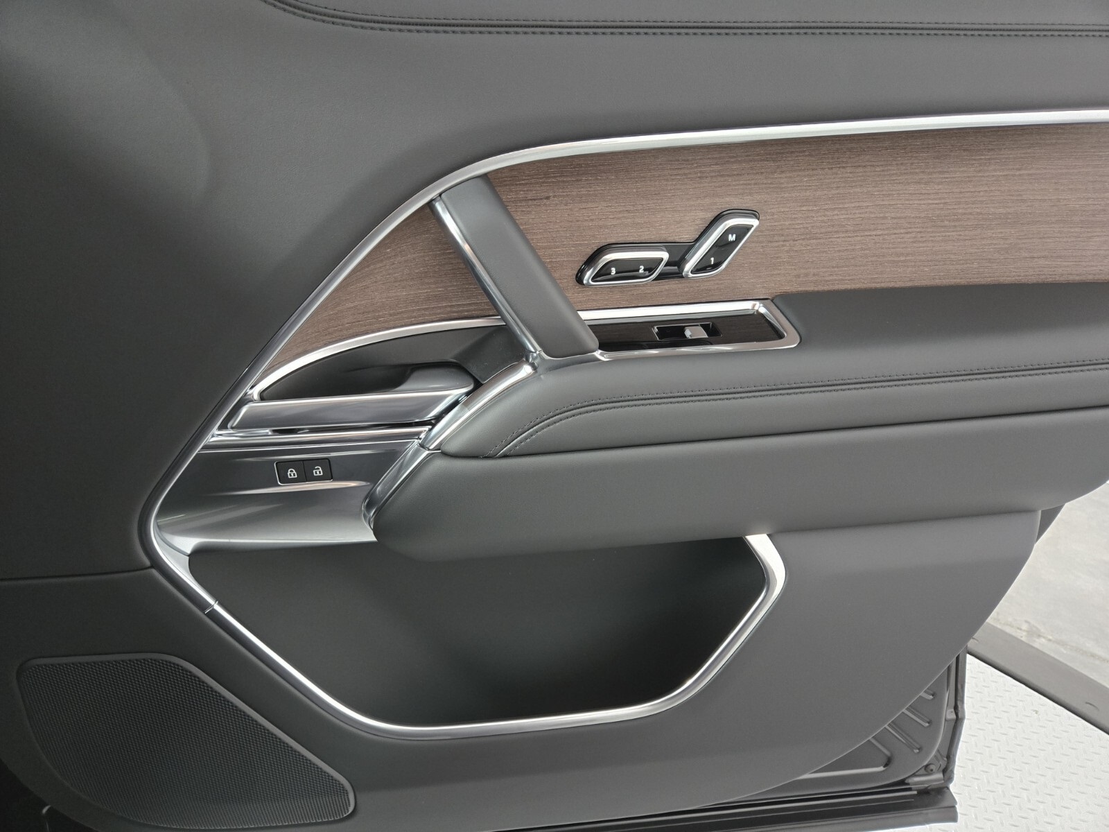2025 Land Rover Range Rover SE photo 16